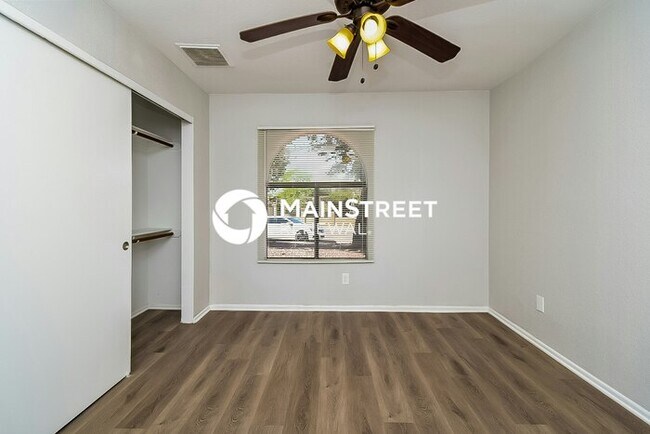Building Photo - 3 Bedroom Pet-Friendly Home in TUCSON, AZ with Main Street Renewal