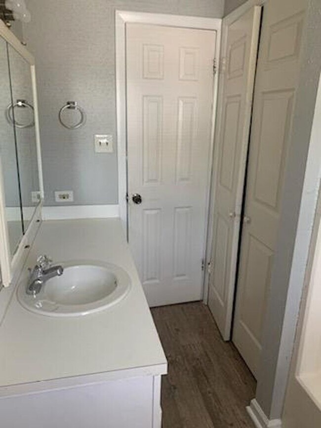 Building Photo - Spacious Two Bedroom Apartment near Oceana
