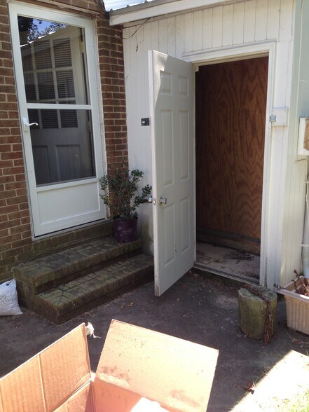 Patio/storage room - 105 Fidelity St