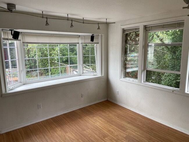 Building Photo - West Seattle - Cute Pigeon Point Open 1 Be...
