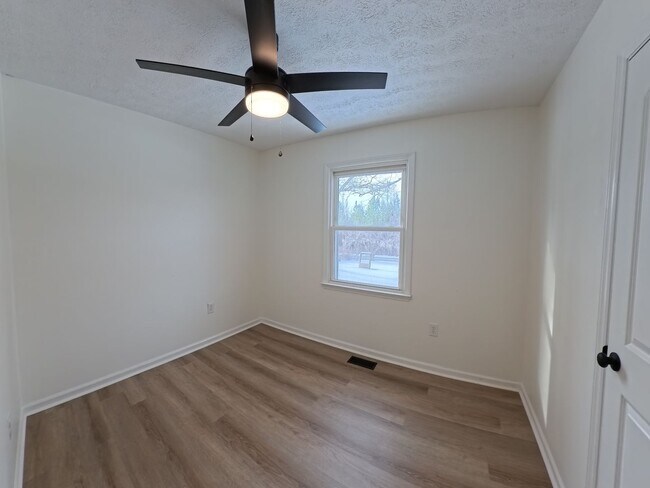 Building Photo - Adorable Home/Huge deck