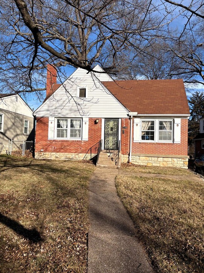 Building Photo - Charming 3-Bedroom, 2-Bath House with Off-Street Parking & Backyard!