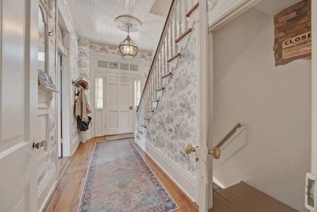 Building Photo - 117 7th Ave N