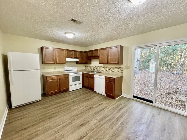 Building Photo - 2 bedroom, 1.5 bathroom townhome in Creeks Edge. Accepts Section 8.