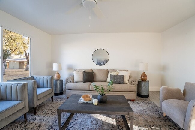 Building Photo - Gated community townhome- fully updated!