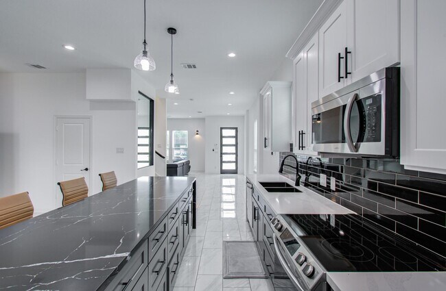 Building Photo - 5905 Crest Ct