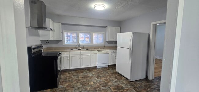 Building Photo - Ash