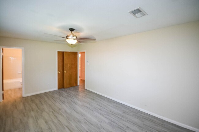 Building Photo - 8407 Edgemoor Dr