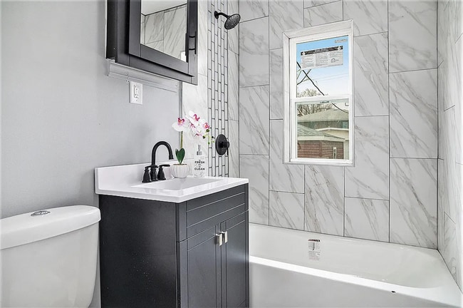 Building Photo - Rehabbed Home Im West Glen Park