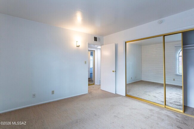 Building Photo - 565 N Macnab Dr