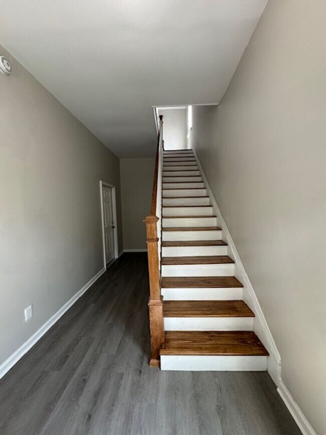 Building Photo - Downtown Duplex