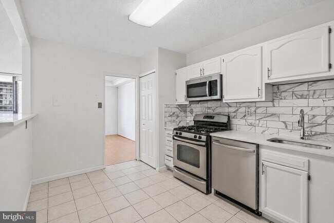 Building Photo - 3701 S George Mason Dr
