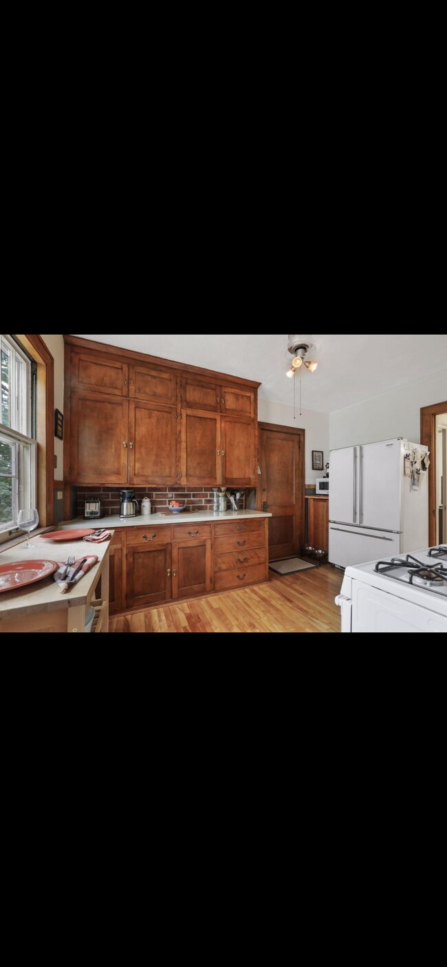 Kitchen - 138 Cecil St SE