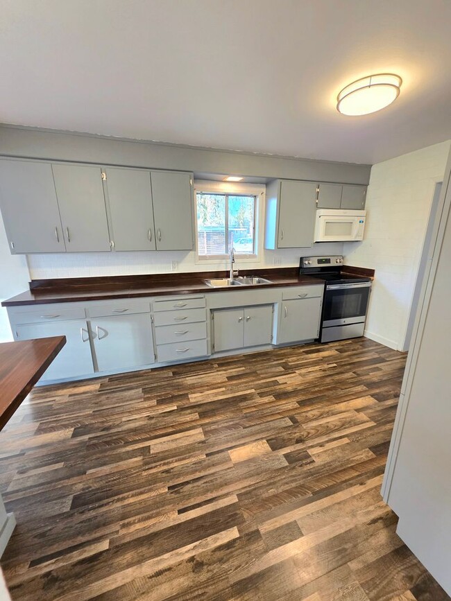 Building Photo - Charming 2 Bedroom on Acreage