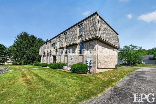 Building Photo - 811 Hilltop Ln