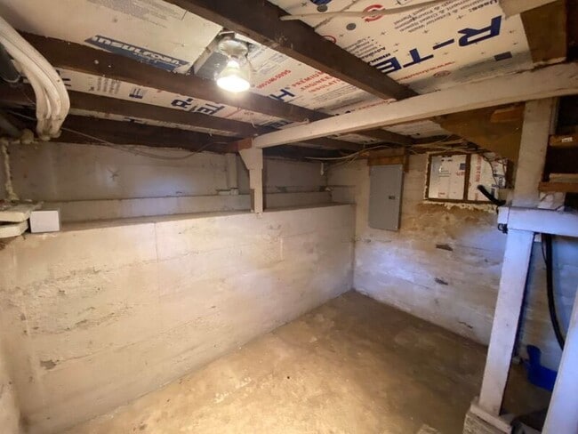 Building Photo - 1017 Elm St NW