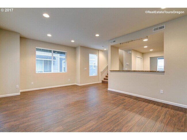 Building Photo - Great 3 Bedroom 2.5 Bathroom Townhouse End Unit!  2 Car Garage  + Washer & Dryer! Near Nike, Inte...