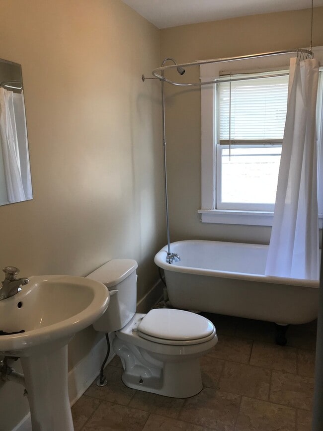 Building Photo - Beautiful 2 Bedroom,1 Bath Home in the Tan...