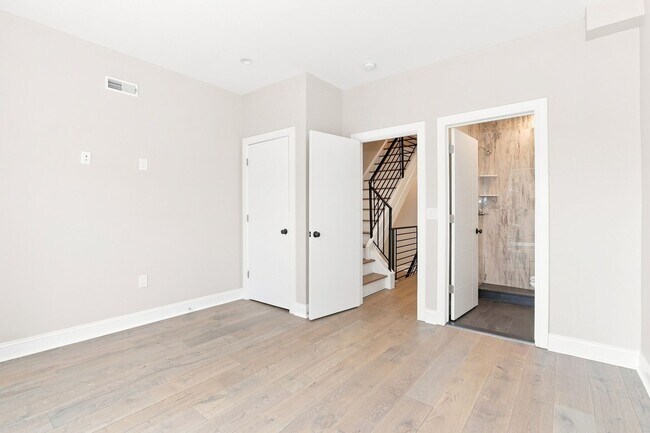 Building Photo - 2647 Latona St