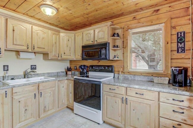 Building Photo - Adorable 2 bed / 1 bath Log Cabin