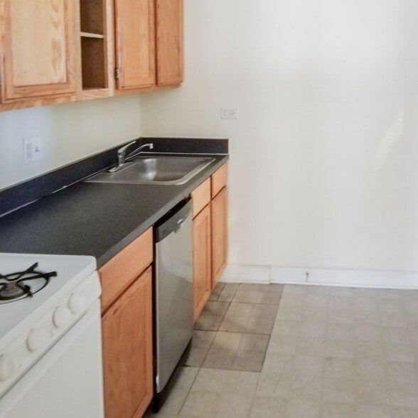 Building Photo - 3916 N Pine Grove Ave