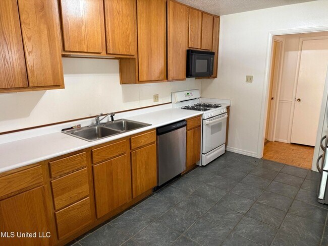 Building Photo - 2507 Middlecoff Dr