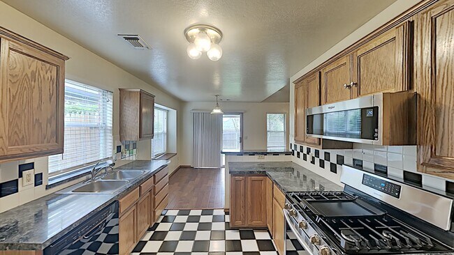 Building Photo - A Beautiful Spacious 3 Bedroom 2 Bathroom Home in Mustang Schools