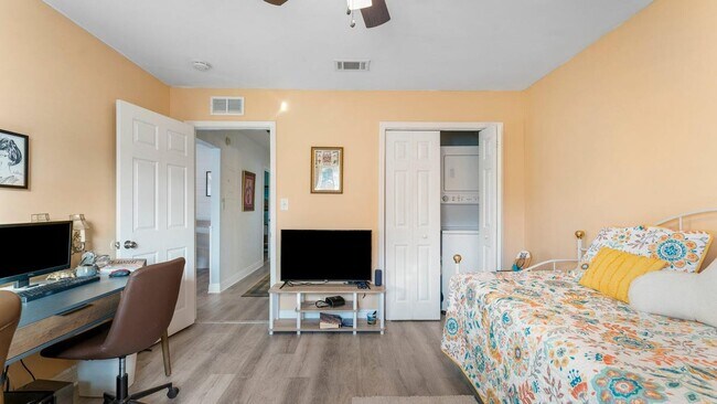 Building Photo - 2100 W Beach Dr