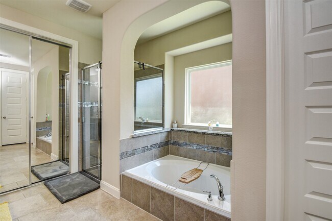Building Photo - 25710 Oakwood Knoll Dr