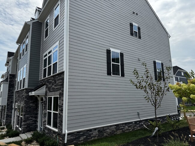 Building Photo - 3 Bed / 2.5 Bath Brand New Townhouse (Avai...