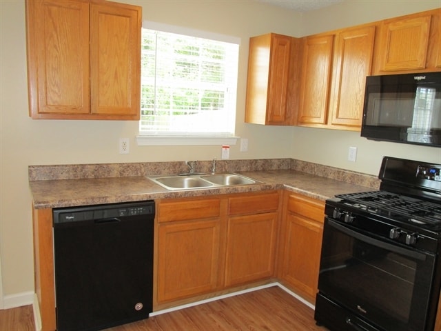 Building Photo - 2921 Knoll View Pl