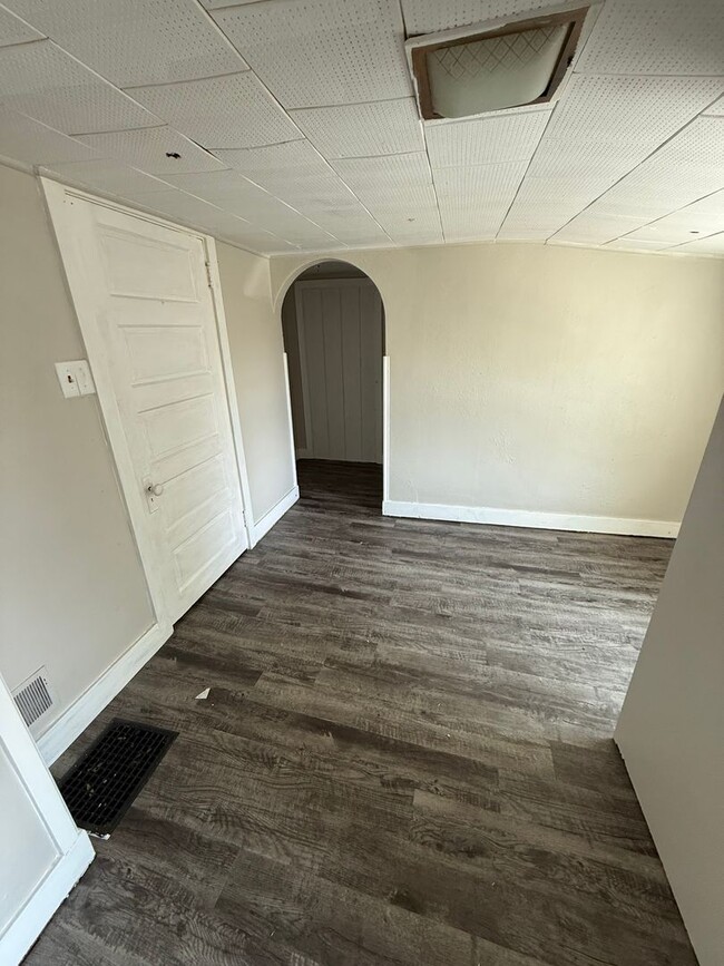 Building Photo - 2 Bed Room 1 Bath