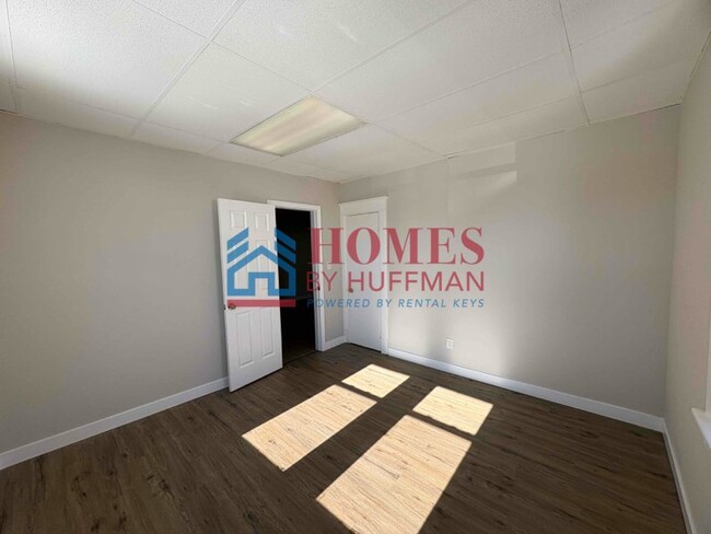 Building Photo - Four Bedroom House | Move In Ready