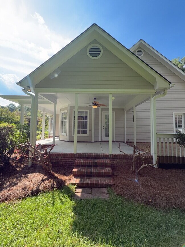 Building Photo - Beautiful 4 Bedroom, 3 Bath Home-211 Bethesda Ct.