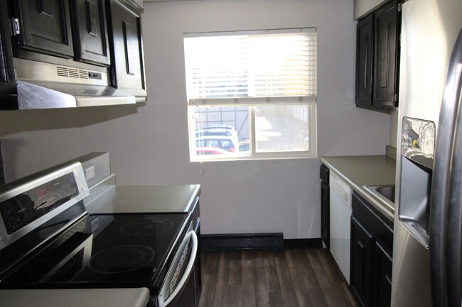Building Photo - 102 E Weile Ave