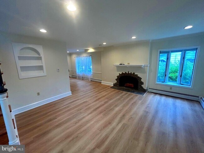 Building Photo - 243 Rockglen Rd