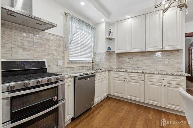 Building Photo - 415 Main St