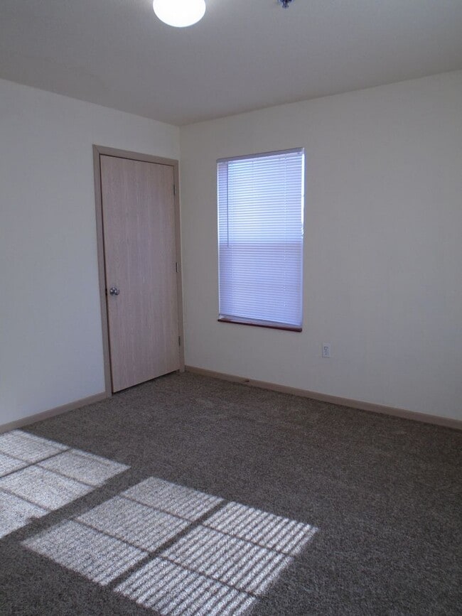 Building Photo - Roomy Main Floor Apartment!