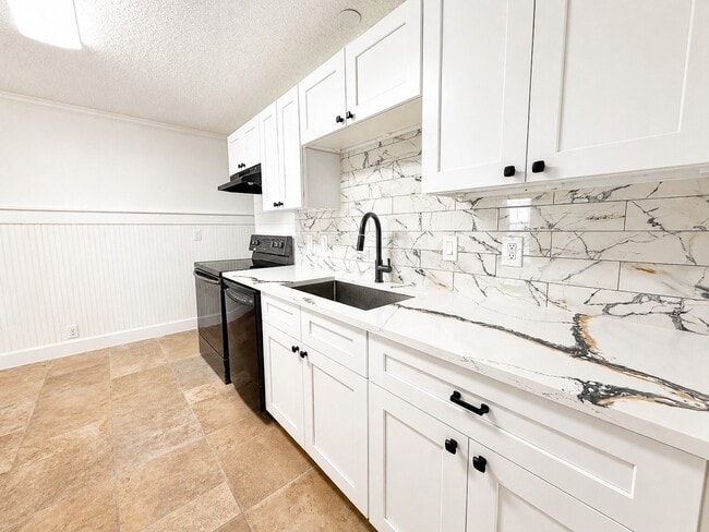 Building Photo - 7 Carol Ct