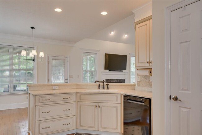 Building Photo - 5 Bed/3 Bath home with Primary Bedroom & a...
