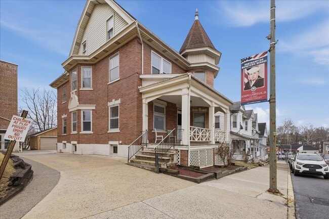 Building Photo - Spacious Victorian, over 2400 sq ft