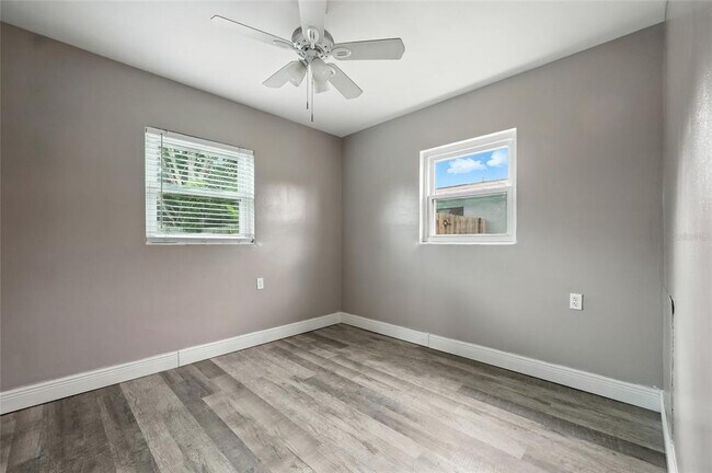 Building Photo - 405 N Buena Vista Ave