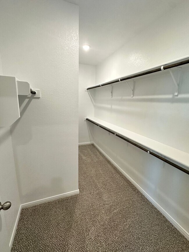 Building Photo - Luxury 3-Bed, 2-Bath in Emma Park!