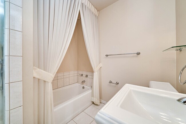 Building Photo - 2136 Paseo Del Mar