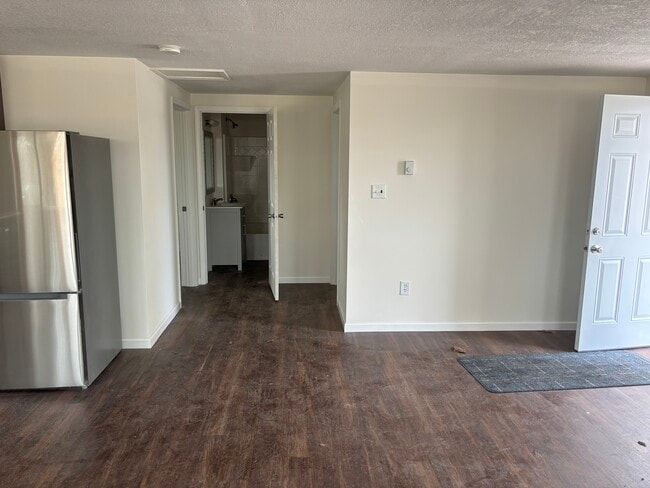 Building Photo - 4253 S Lakeshore Dr