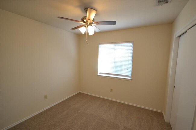 Building Photo - 605 Elder Way