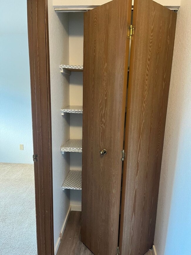 Building Photo - Sutherlin Upstairs 2 bedroom apartment on Comstock
