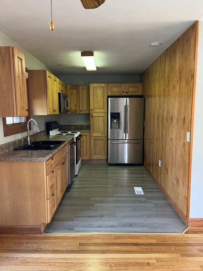 Building Photo - 3 Bedroom / 1 Bath  Johnson City, TN