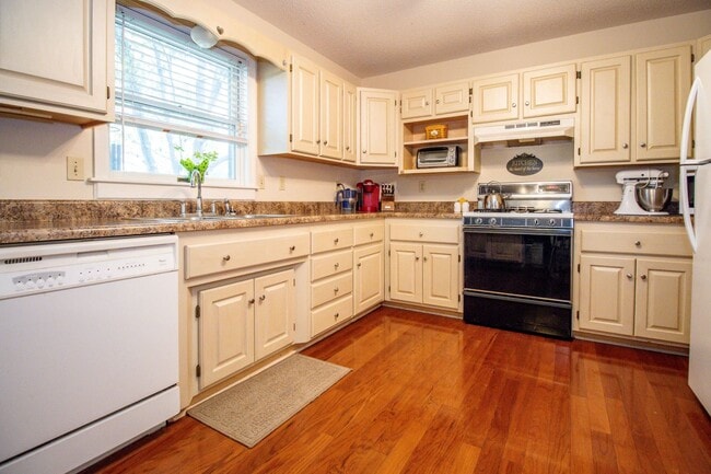 Building Photo - 3 bed, 2.5 bath Duplex