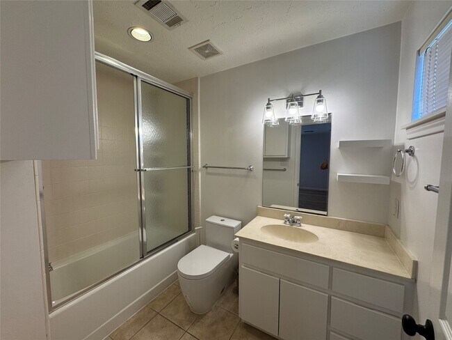 Building Photo - 2406 Elmen St